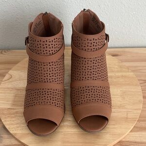 Easy Street Carrigan Womens Slip-On Booties 8.5W